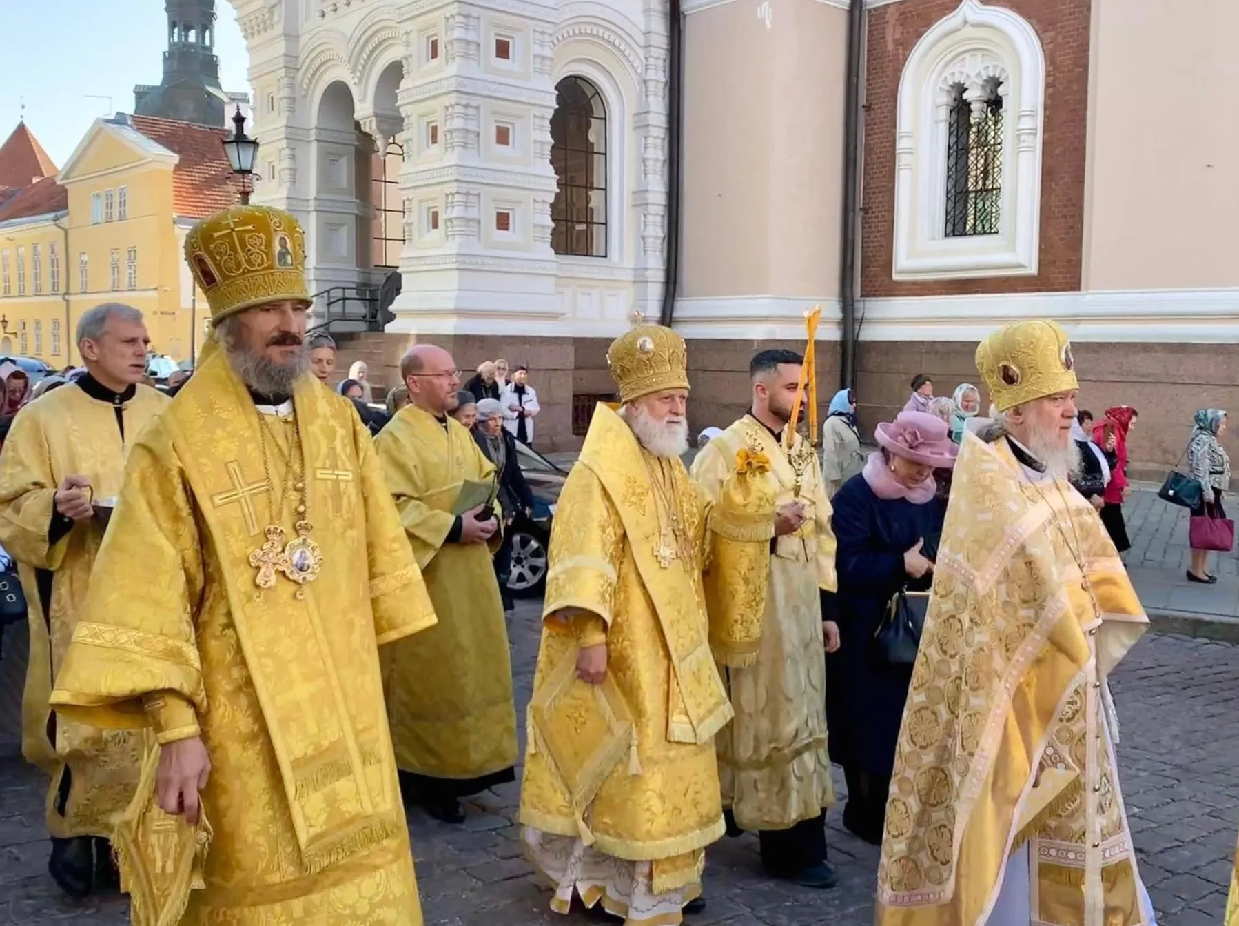 крестный ход вокруг храма