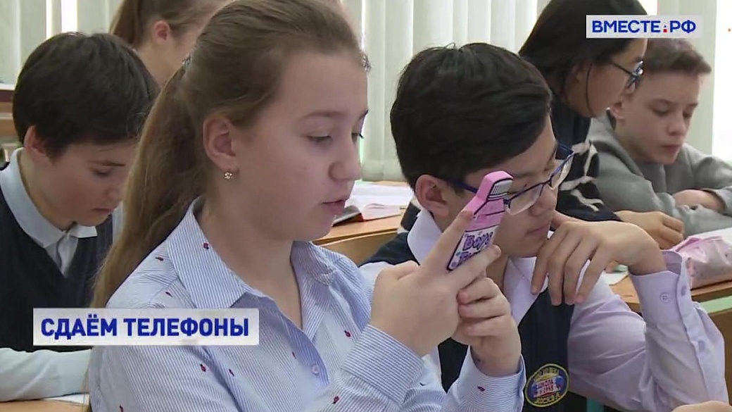 Можно ли телефон в школе 2024. Российские школьники. Школьники обсуждают. Старшеклассники в школе. Школьники с телефонами в школе.