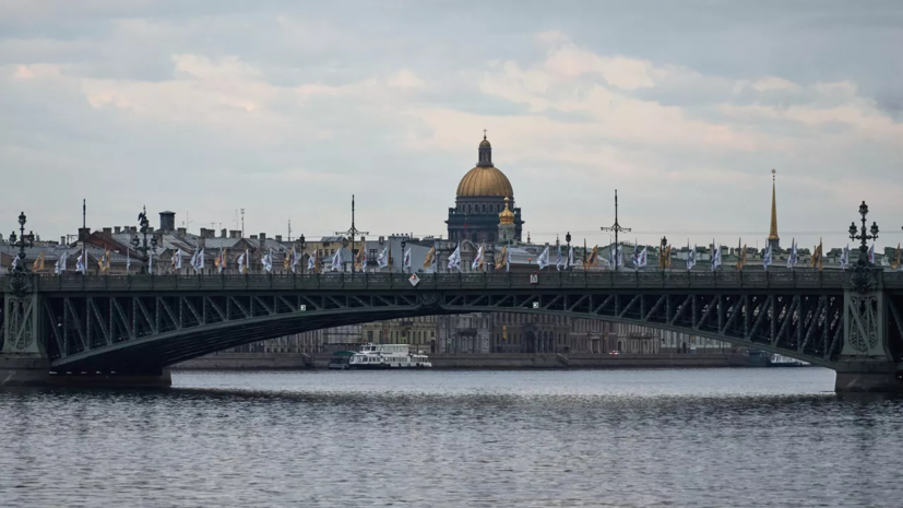 Турэксперт Орлова: туристам стоит учитывать погоду и очереди в Петербурге в мае