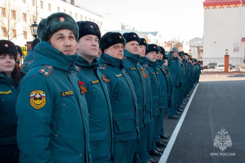 Ямальские спасатели возобновили традицию по поднятию государственного флага Российской Федерации.