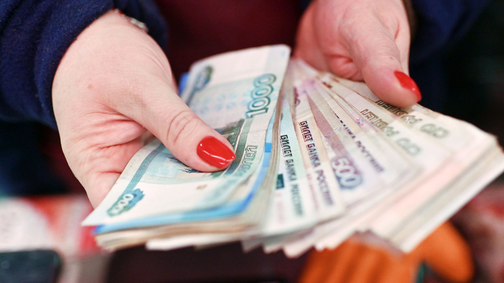 Зарплаты в 2025 году сильнее всего выросли у маляров и финансовых аналитиков