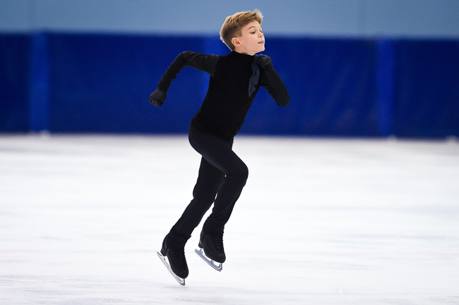 сколько лет льву лазареву фигуристу