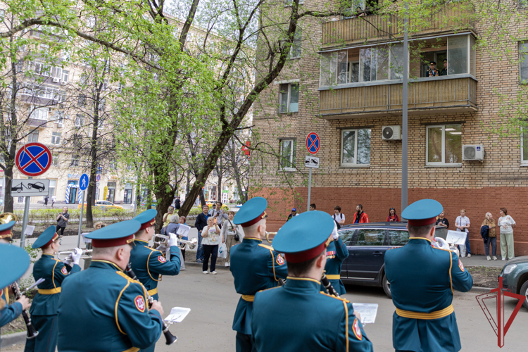 Росгвардейцы провели парады у домов ветеранов Великой Отечественной войны (видео)