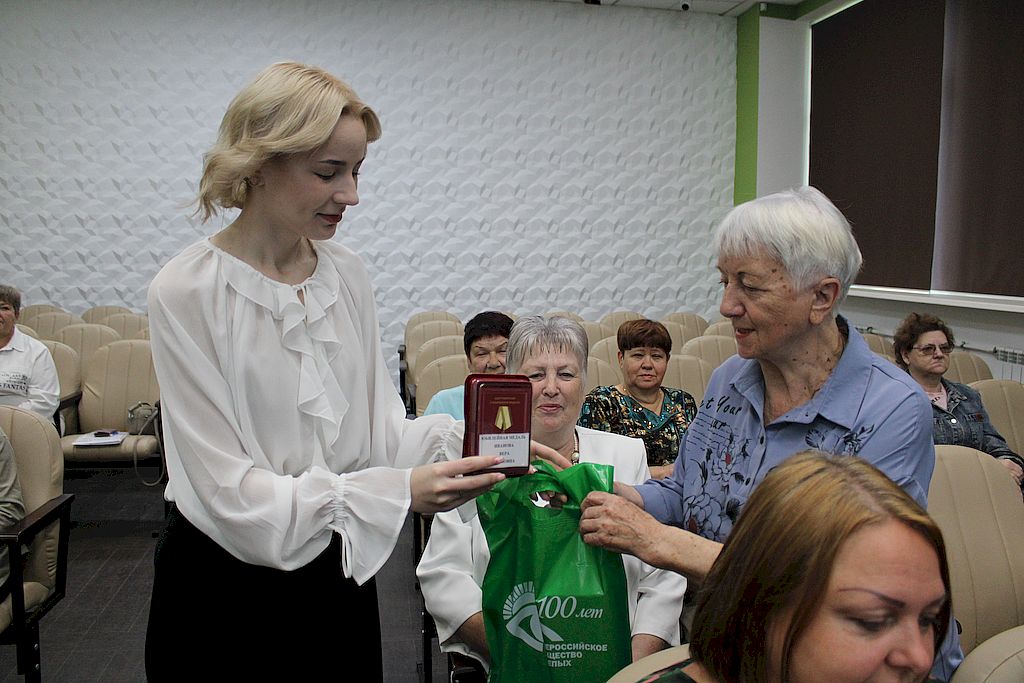 представители Амурской организации ВОС дарят подарки ветеранам ВОС