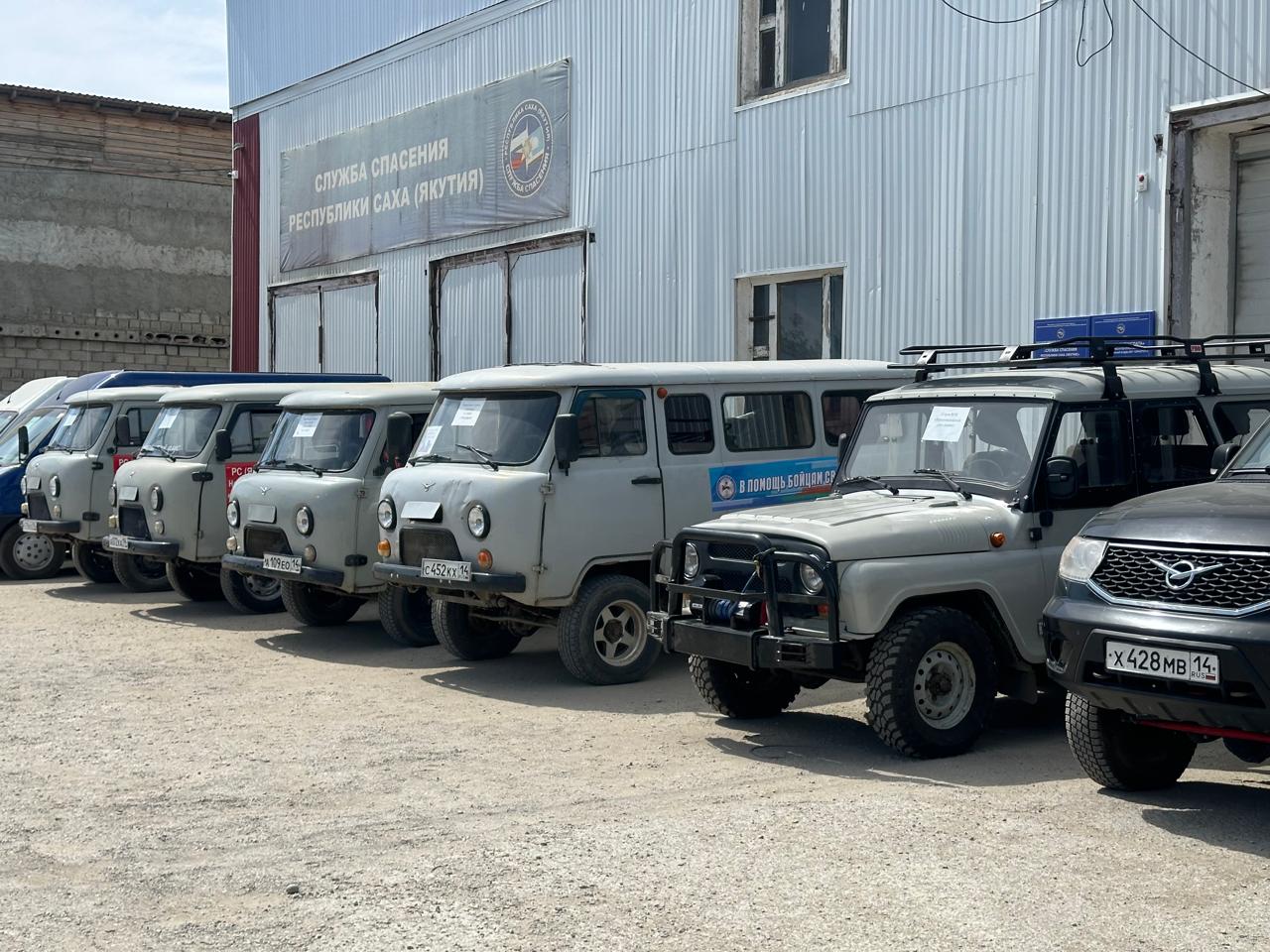 12 автомашин передала Якутия бойцам СВО