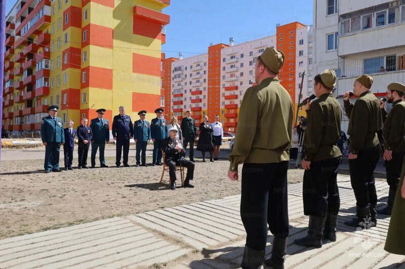 Сотрудники МЧС Забайкалья поздравили с Днём Победы столетнего ветерана Великой Отечественной войны