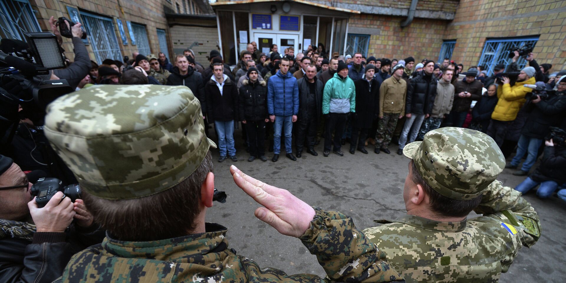 Призывники в украинскую армию на одном из призывных пунктов в Киеве - ИноСМИ, 1920, 09.12.2024