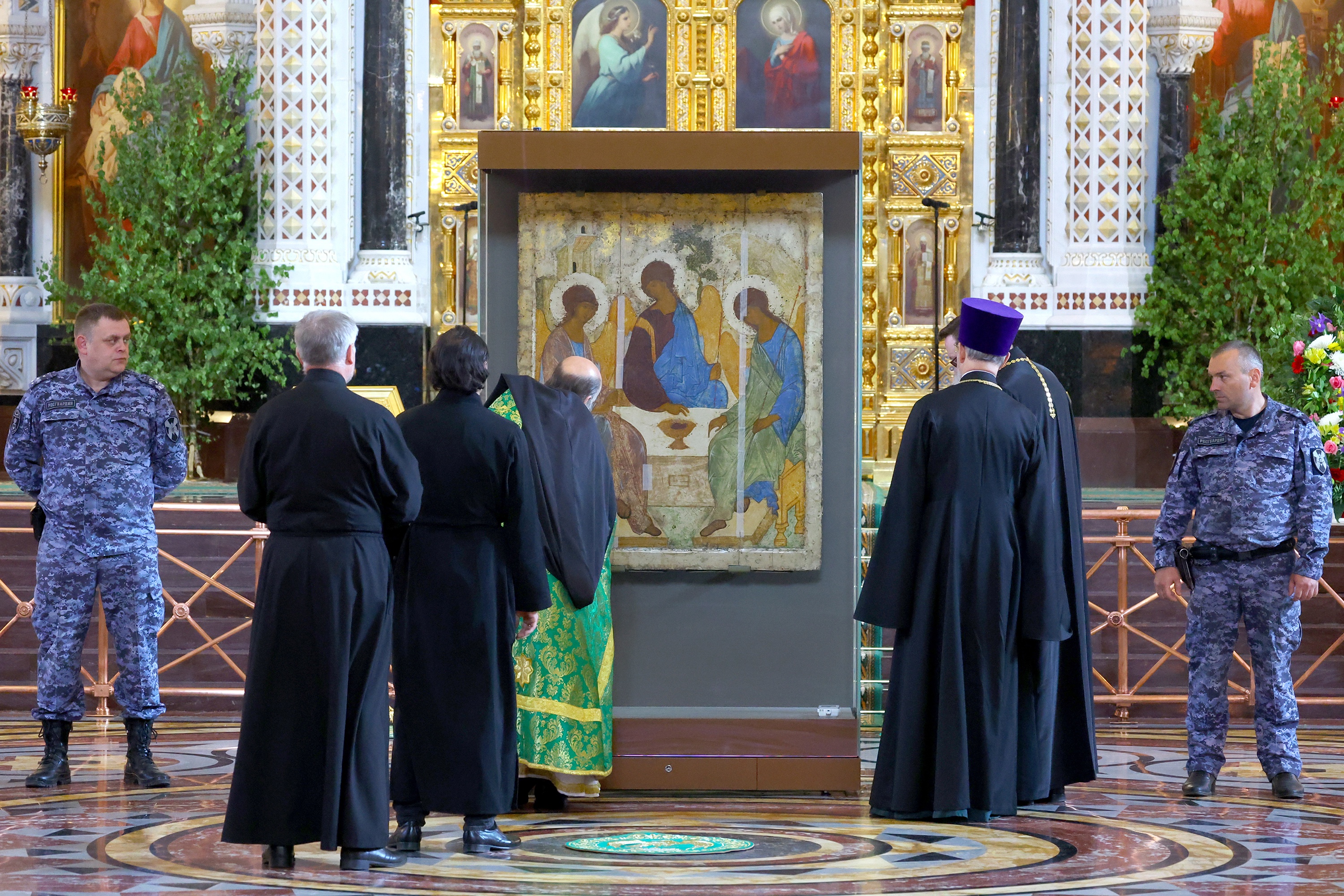 Проскомидия храм христа спасителя. Иконы богородицы в храме христа спасителя. Храм христа спасителя икона троица рублева. Православный храм. Церковь фото.