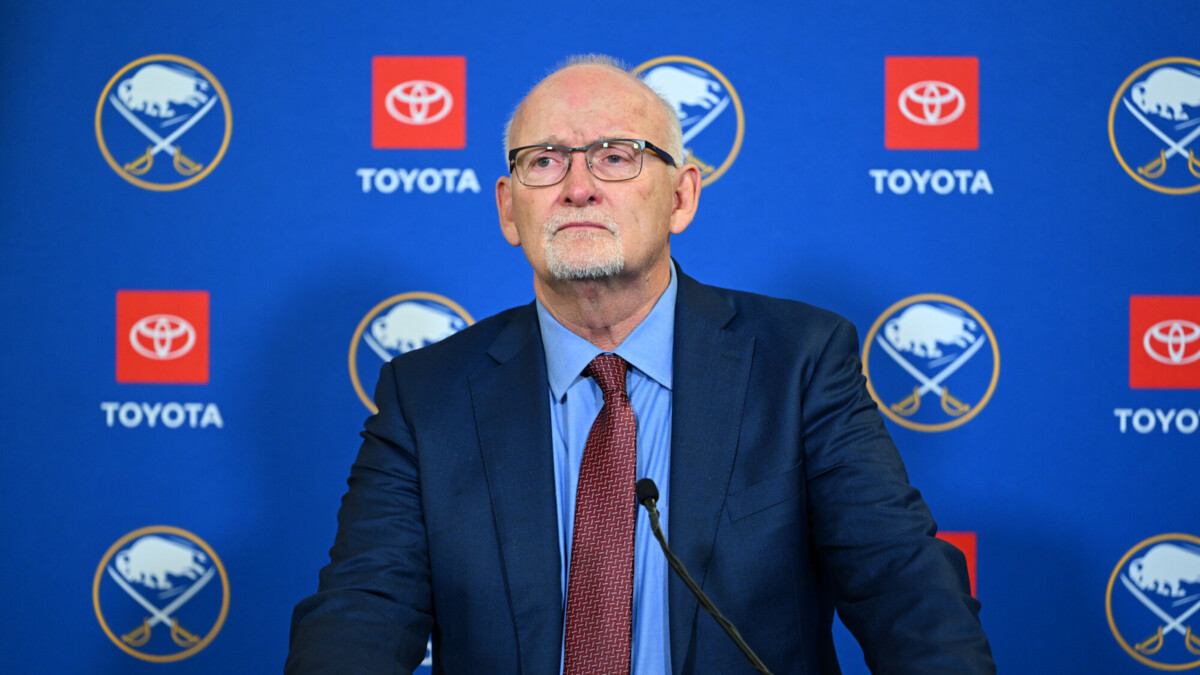 Линди Рафф стал пятым тренером в истории НХЛ, который достиг отметки в 900 побед