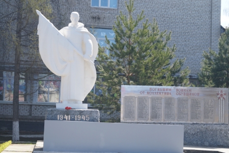 Фотография к материалу: Нашей памяти обелиски. За памятниками ухаживают, но некоторые из них нуждаются в реставрации