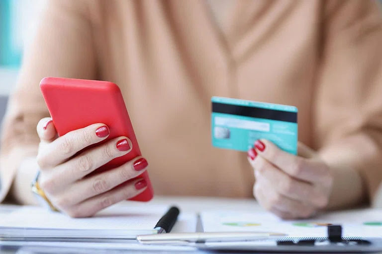 Банковские карты белорусов отключат в первый день весны – узнали причину