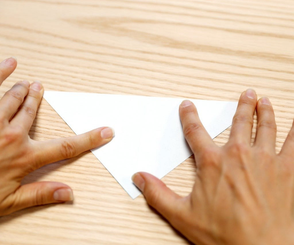 Make paper get. Make paper get. Бумажный пакет в руке. Бумажный стакан оригами. Бумажный пакетик для кукол.