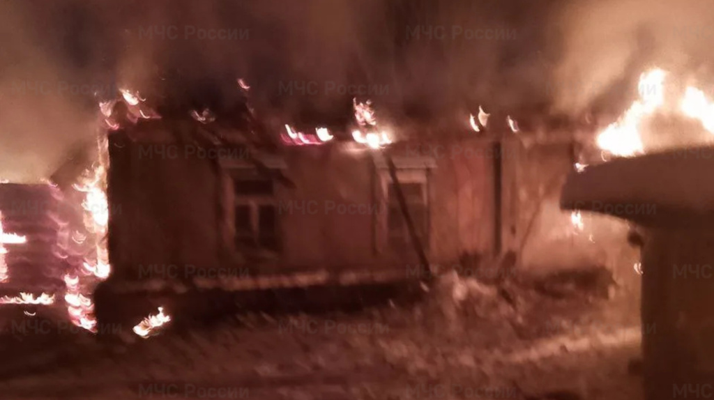 В Унечском районе пожарные потушили горящий дом