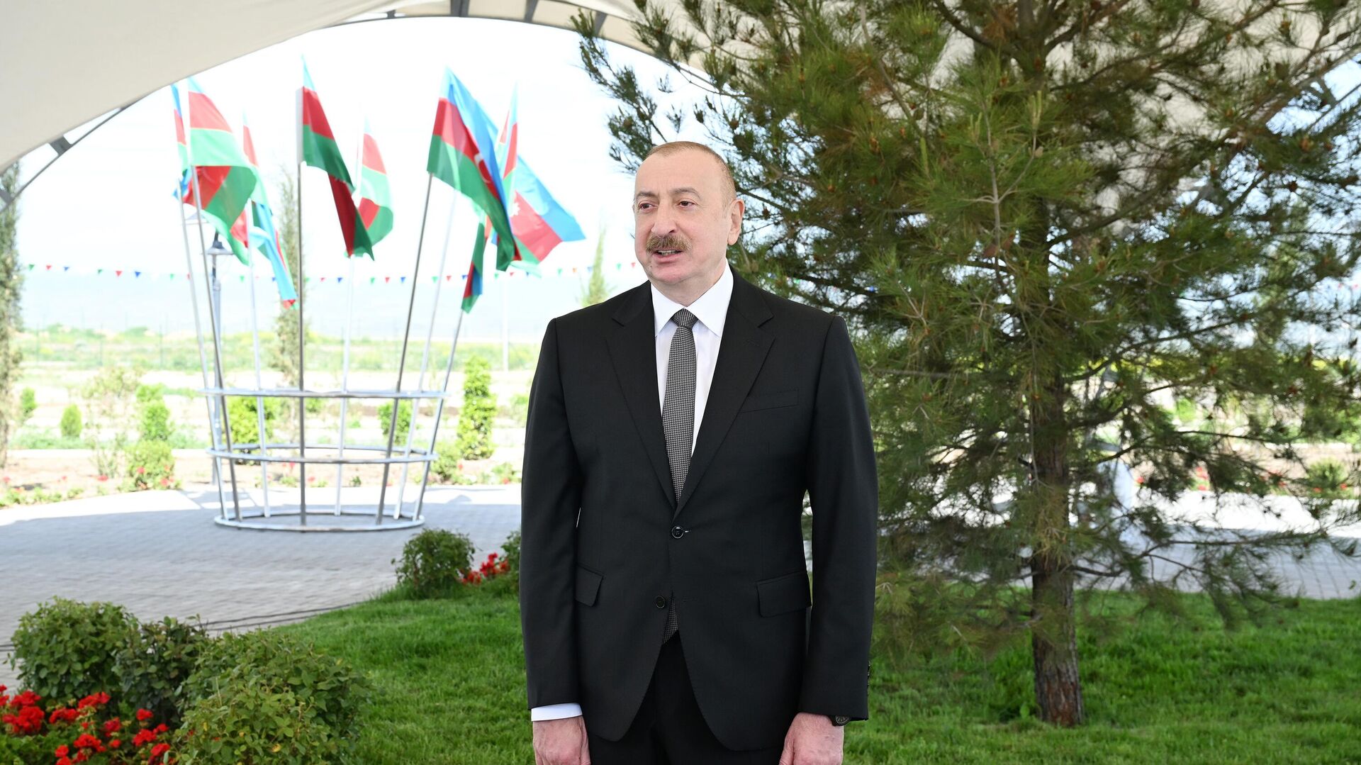 Президент Ильхам Алиев встретился с жителями, переселившимися в село Кенгерли Агдамского района - Sputnik Азербайджан, 1920, 12.05.2025