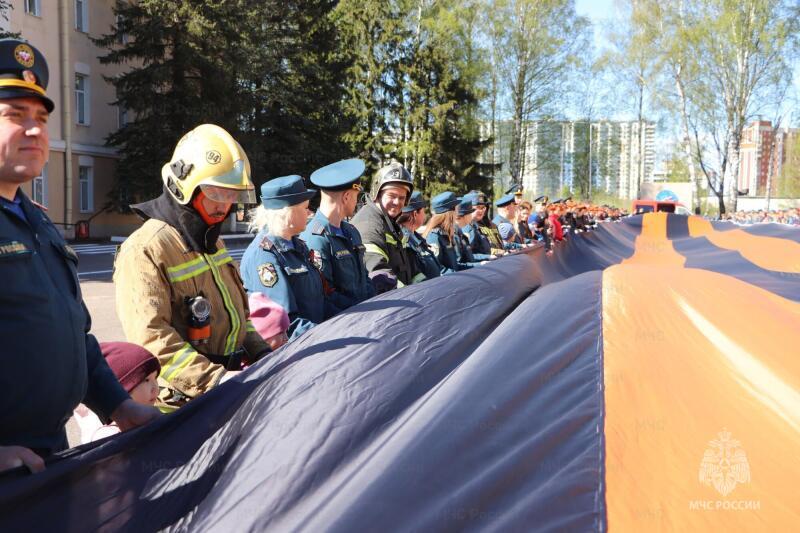 Подразделения МЧС России приняли участие в памятных мероприятиях ко Дню Победы