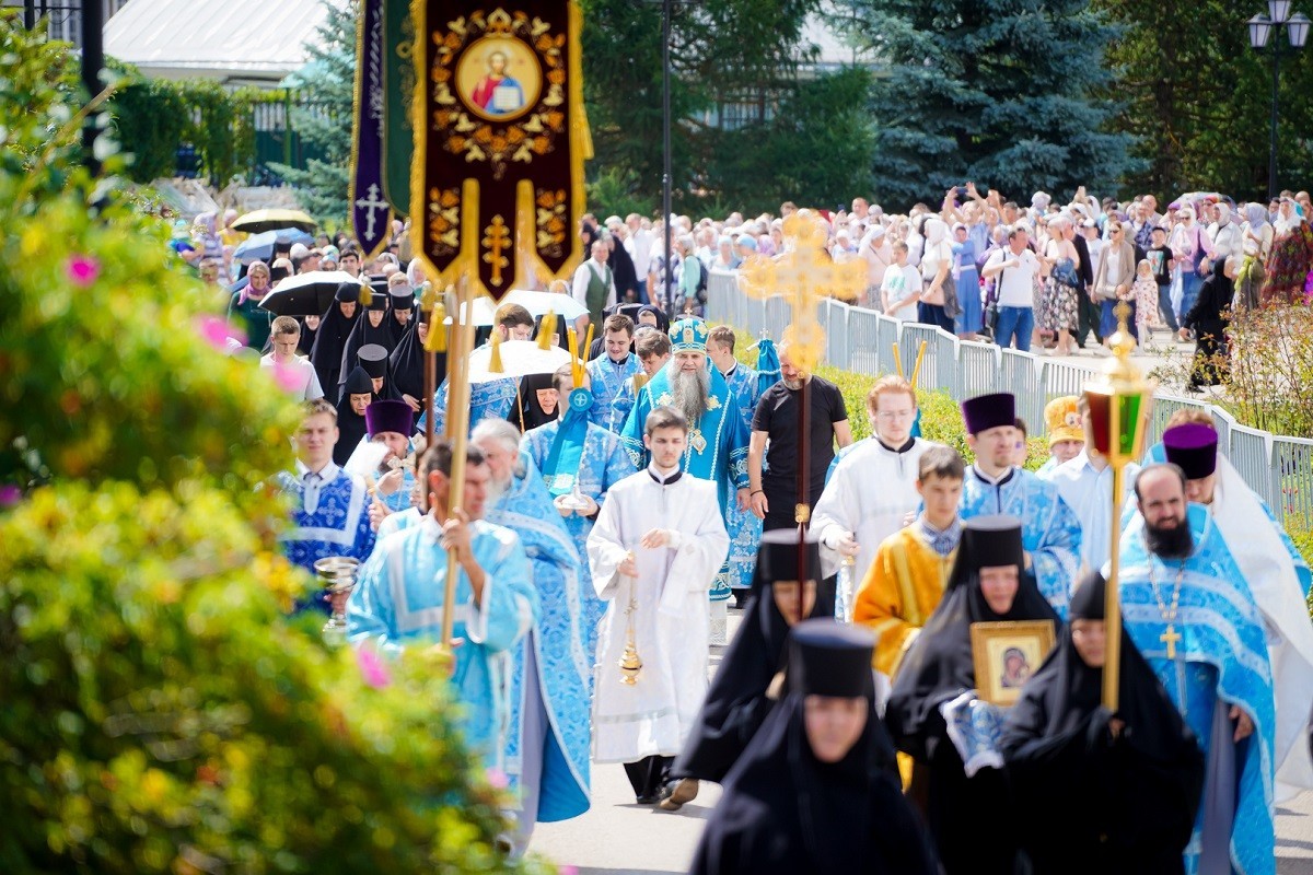 В день особого почитания Казанской иконы Божией Матери митрополит Нижегородский Георгий совершил богослужения в Дивеевском монастыре