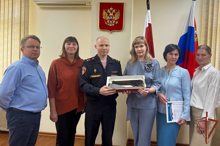 Подмосковный главк Росгвардии передал в музей-заповедник Ю.А. Гагарина редкое трёхствольное оружие космонавтов