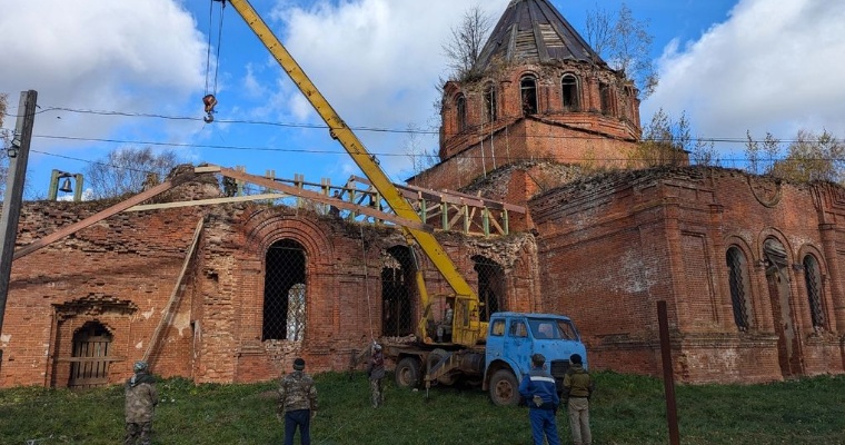 Стропила установили над трапезной храма в удмуртском Пышкете