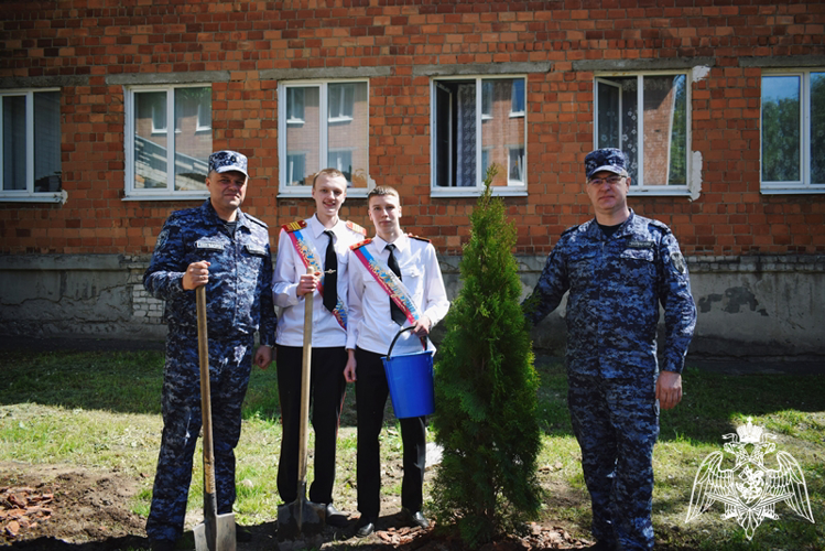 В Нижнем Новгороде офицеры Росгвардии поздравили выпускников подшефной кадетской школы с окончанием учебного года (фото)