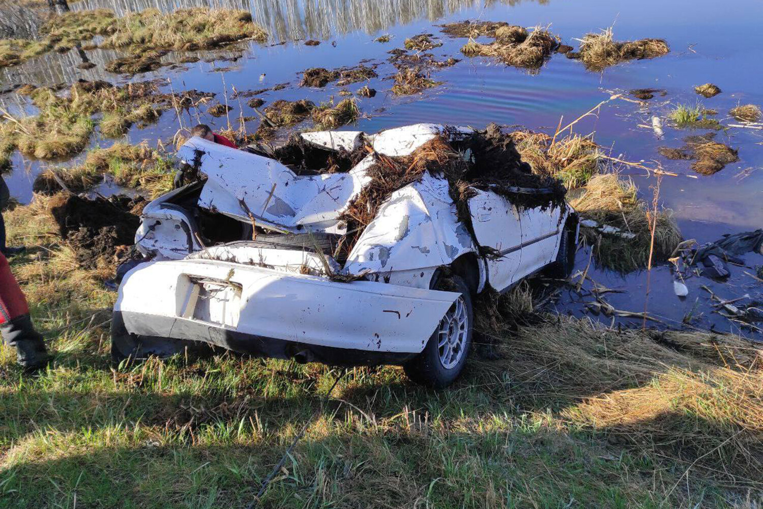 действия водителя при падении автомобиля в воду