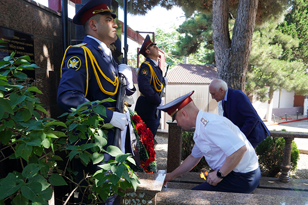 Возложение цветов к мемориалу памяти сотрудников, погибших при исполнении служебного долга