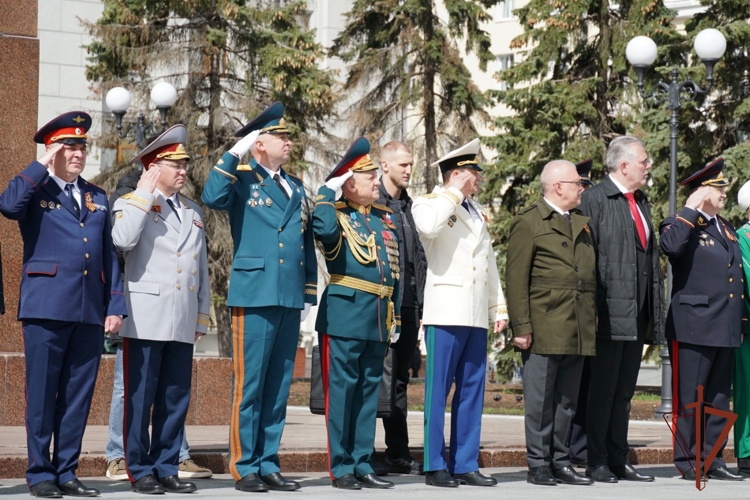 В Кирове сотрудники и военнослужащие Росгвардии приняли участие в торжествах, посвященных 81-ой годовщине Победы в Великой Отечественной войне (видео).