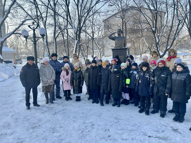 В районах Амурской области сотрудники Росгвардии приняли участие в памятных мероприятиях посвященных Дню Героев Отечества