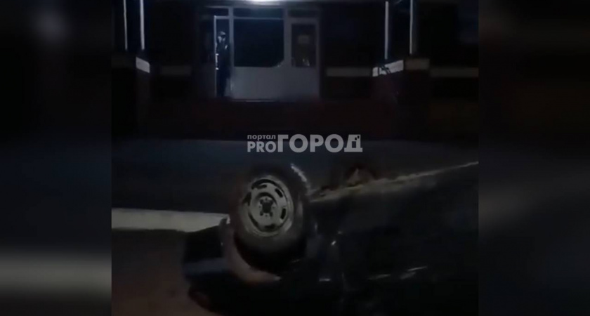 Ночью в Новочебоксарске перед детским бассейном перевернулась легковушка: 
