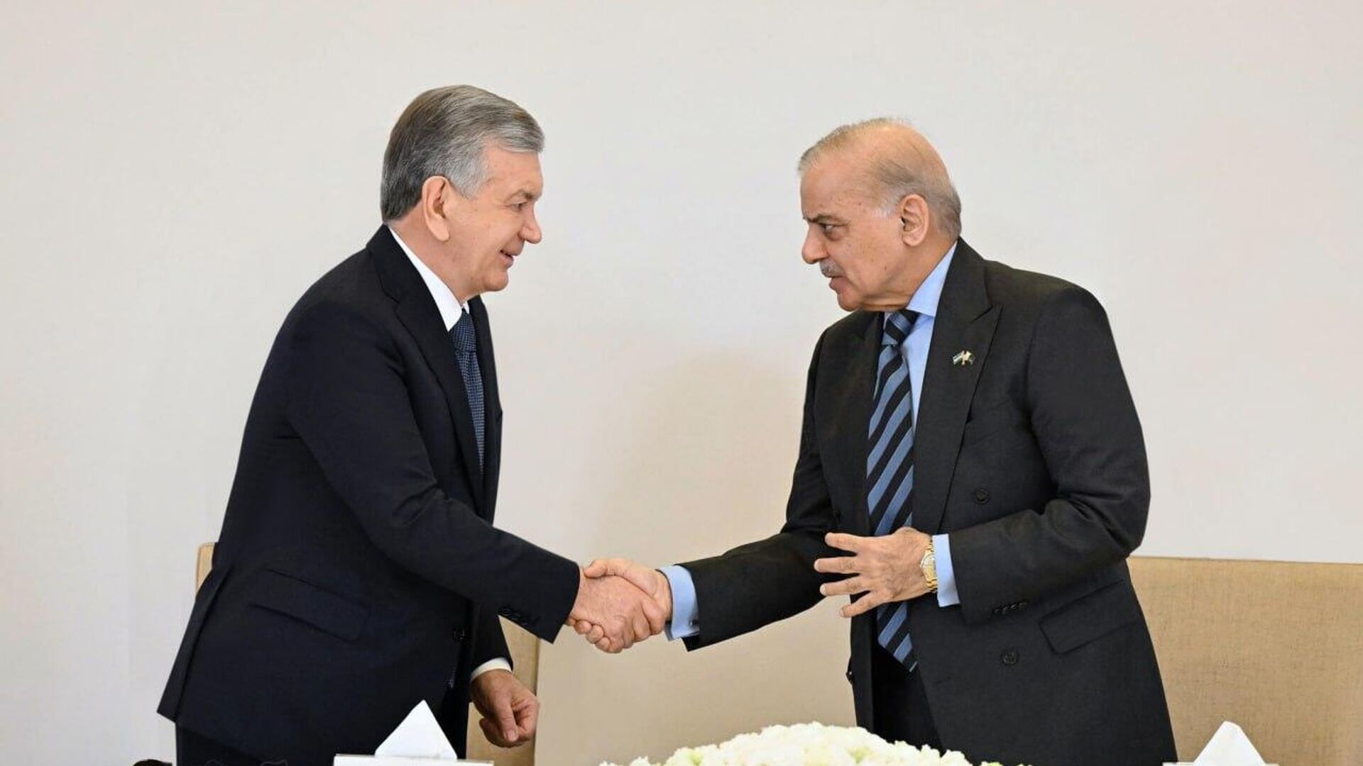 Президент Узбекистана Шавкат Мирзиёев вместе с Премьер-министром Пакистана Шахбазом Шарифом принял участие в совместном бизнес-форуме. - Sputnik Узбекистан, 1920, 06.02.2026