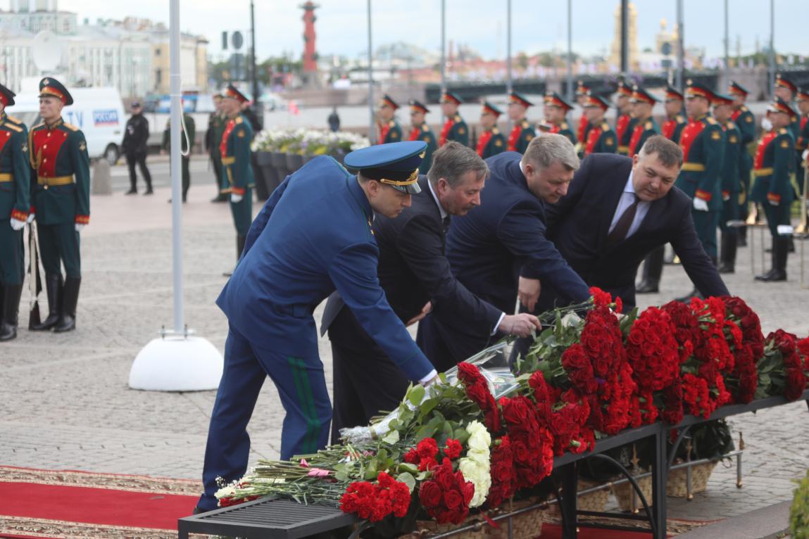 возложение цветов в санкт петербурге. вечный огонь серафимовское кладбище. возложение цветов к памятнику петра 1 27 мая 2023. почетный караул возложение цветов. пискаревское кладбище 9 мая 2022.