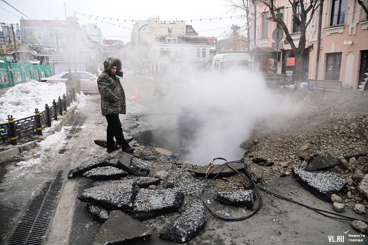 Прорыв теплотрассы. Прорыв теплотрассы видео. Прорвало трубу с кипятком. Прорвало трубу. Прорыв трубы в спб.