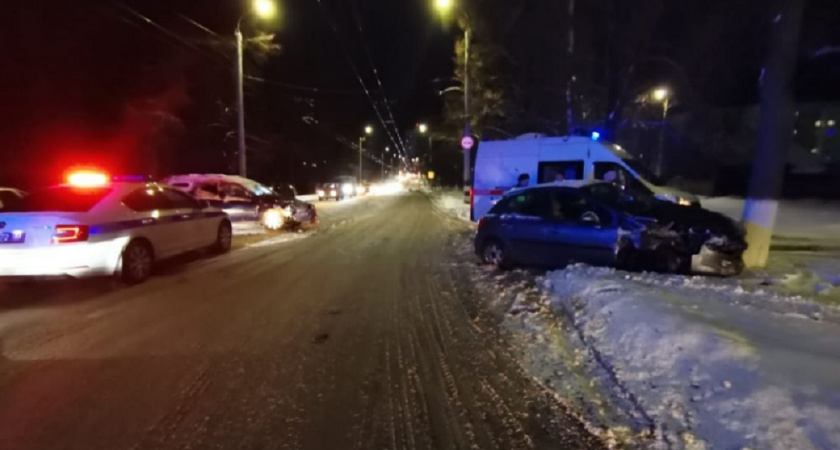 В Камешковском районе легковушка влетела в остановившийся после заноса автомобиль