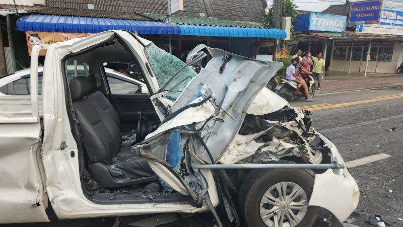 Два пикапа столкнулись в Кату 15 декабря. Пять человек получили травмы, одного из водителей пришлось доставать из кабины при помощи специнструмента. Фото: Иккапоп Тхонгтуб