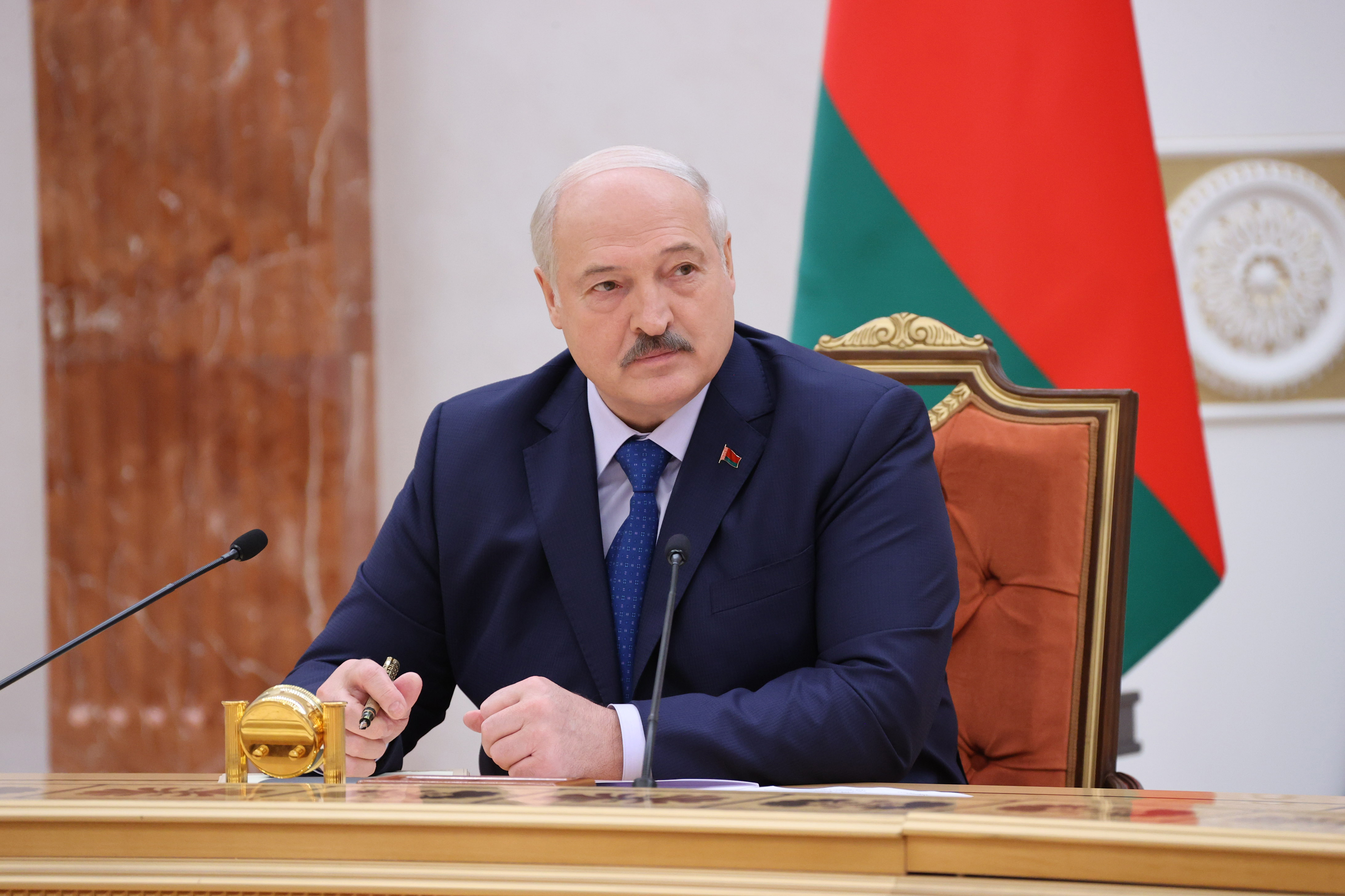 Президент Беларуси объявил благодарность работникам учреждений здравоохранения и СМИ 