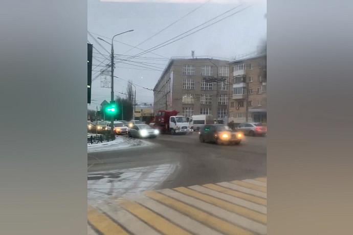 На проспекте Ленина в Туле собралась пробка изза тройного ДТП с автовышкой  Происшествия  Селдон Новости