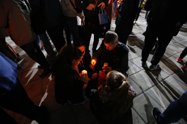 Верующие делятся частицей Благодатного огня перед Кафедральным собором в Кишиневе, 19.04.2025 - Sputnik Молдова