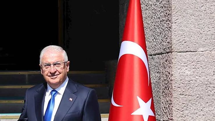 СМИ: Глава Минобороны Турции направился на границу с Ираном для инспекции войск