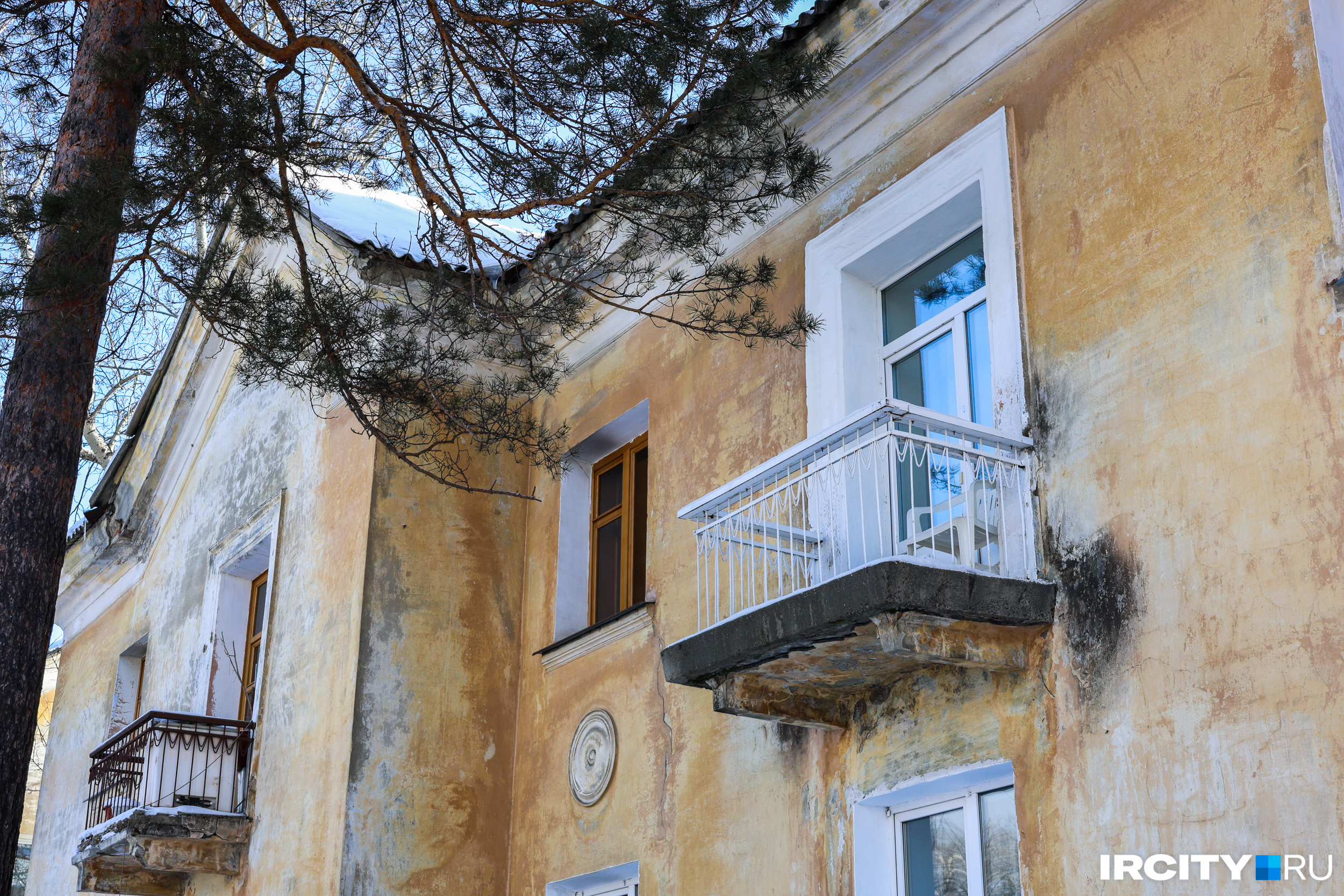 Маленькие домики, маленькие балкончики и сосны, сосны... Раньше их в Ангарске было много, сейчас — редкость