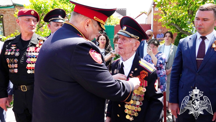 Персональный парад для ветерана Великой Отечественной войны организовали росгвардейцы в Ростове-на-Дону