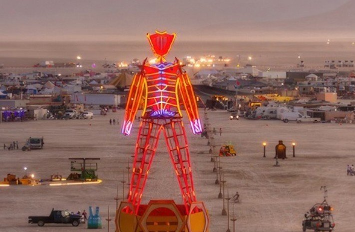 Шнурова и Зверева утопают в грязевом аду на фестивале Burning Man