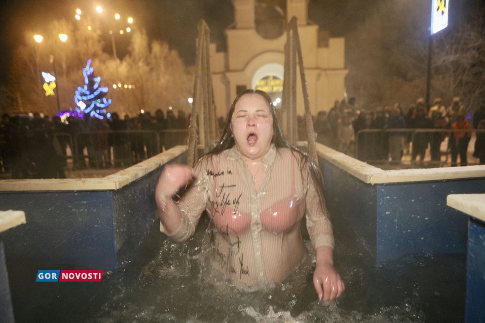 с крещением господним 19 января. праздники 19 января 2023. с праздником богоявления. крещение 2023 в проруби. 19 января 2023 праздник.