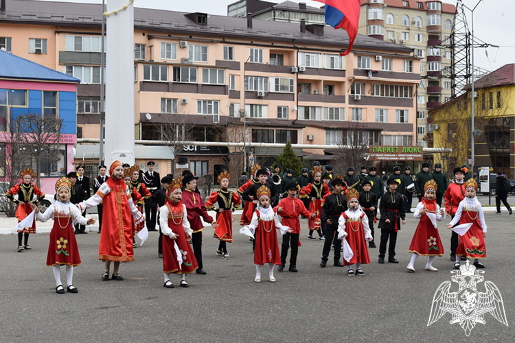 В Дагестане росгвардейцы приняли участие в патриотической акции «Равнение на флаг»