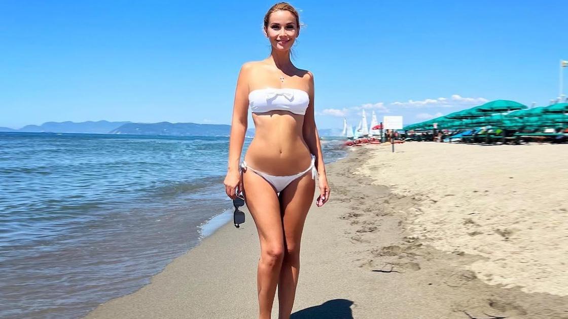 Ольга скобеева в купальнике на пляже