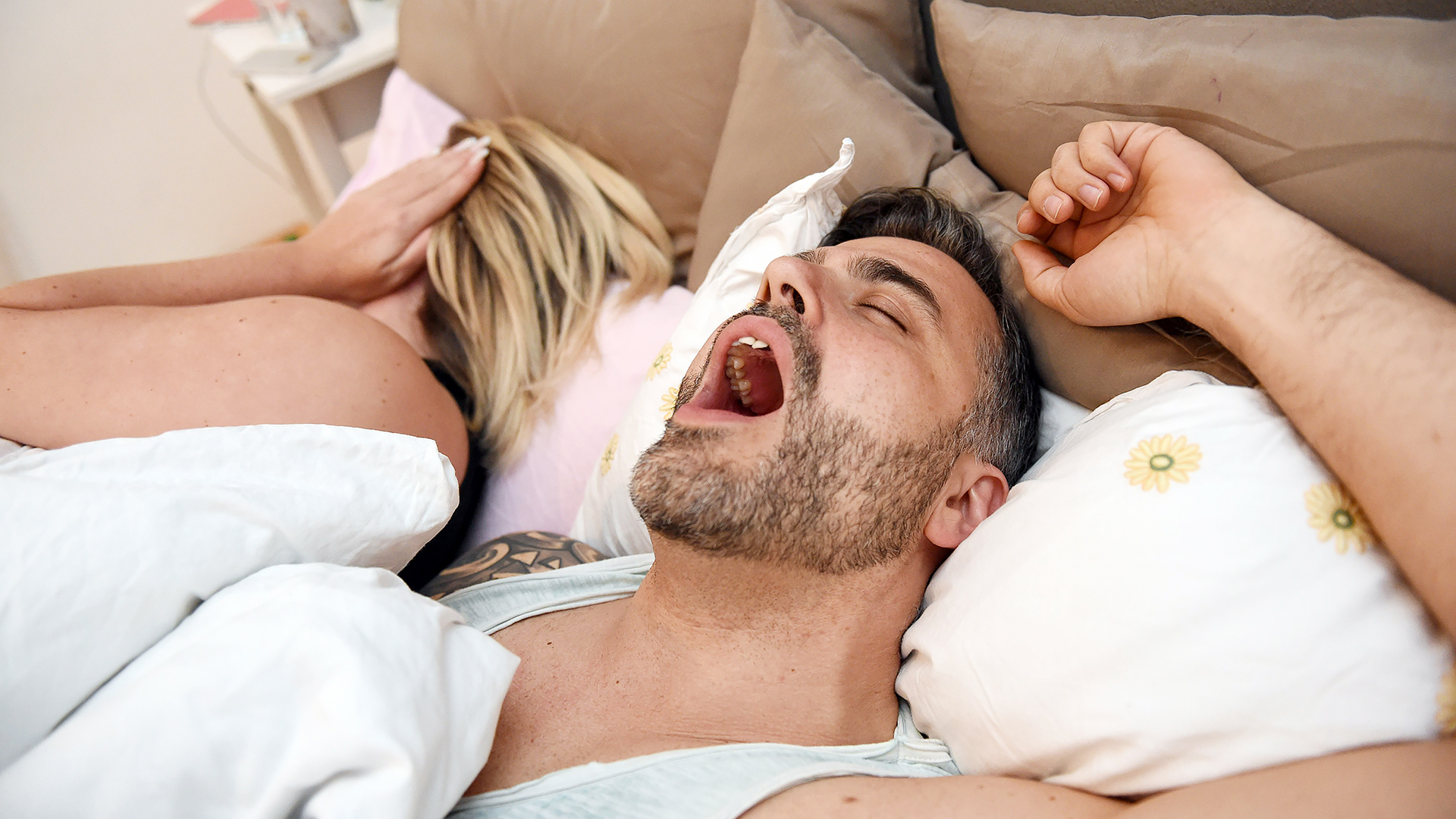 Будить храпящего. Парень храпит. Храп во сне. Храп мужа. Будить храпящего.