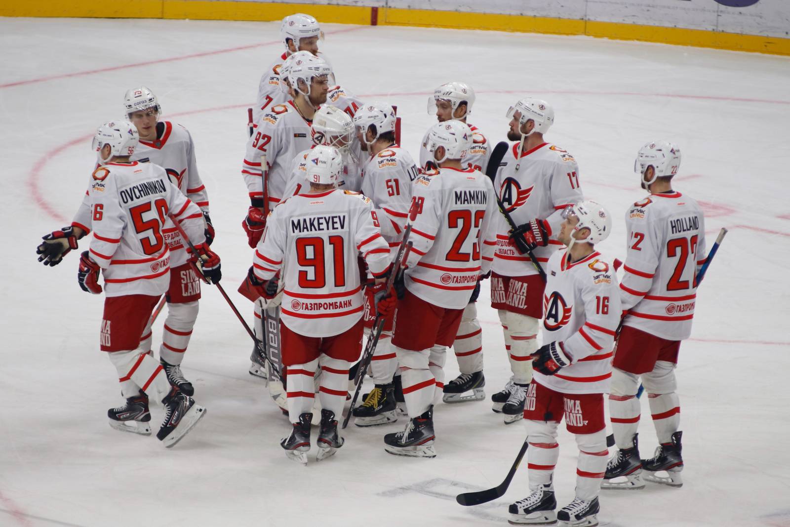 «Автомобилист» без проблем обыграл «Трактор» в матче КХЛ