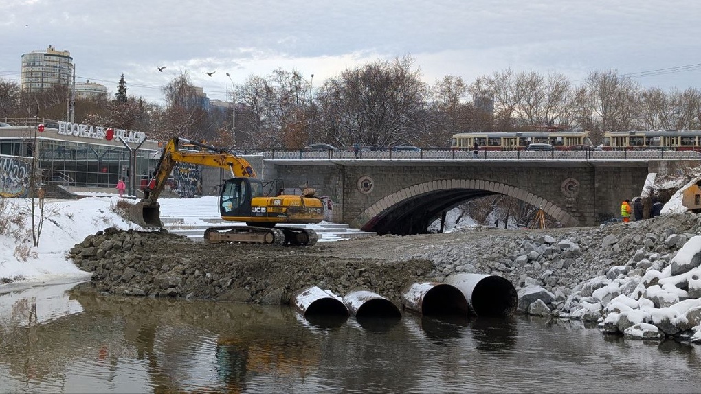 Русло Исети засыпали щебнем. На берег приехала строительная техника