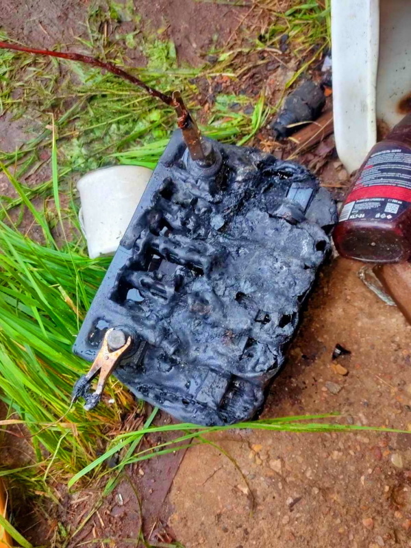 Заряд аккумуляторной батареи снятый с автомобиля. Слабый заряд аккумулятора. Сварка аккумуляторов на аккумуляторе. Можно ли оставлять заряжающийся аккумулятор без присмотра. Возгорание аккумулятора штабелера.