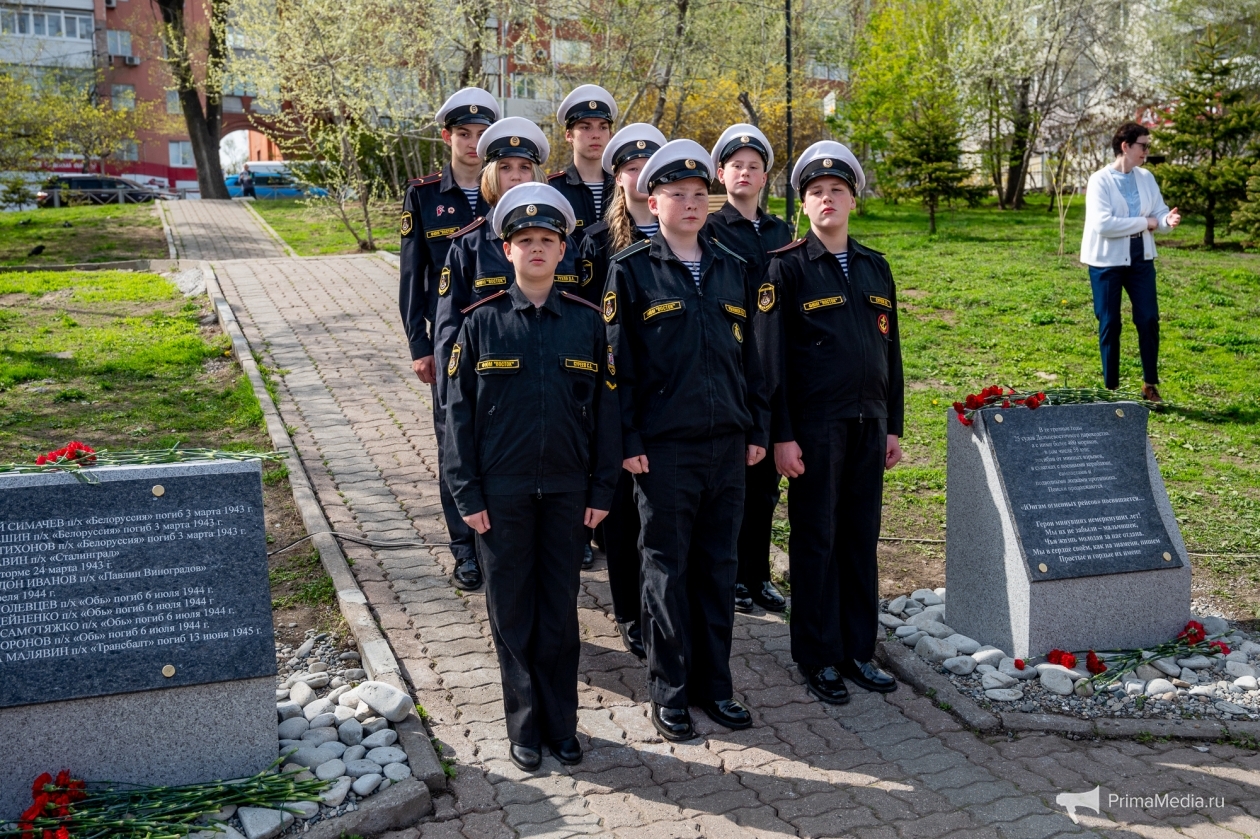 Хабаровск юнгов. Мемориал юнгам огненных рейсов Владивосток. Открытие памятника. Владивосток мемориал. Сквер Юнг во Владивостоке.