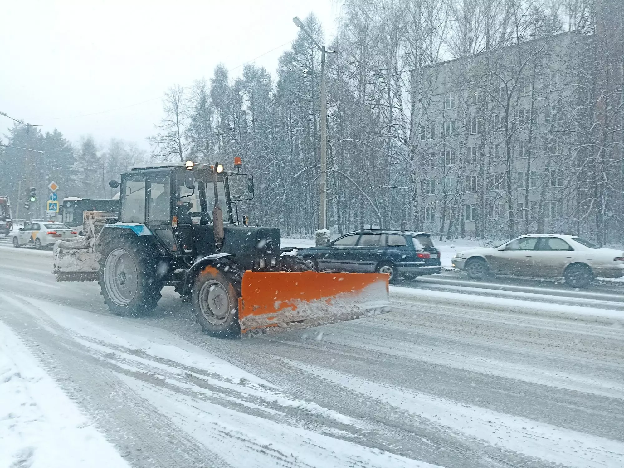 Мэр Новосибирска Максим Кудрявцев оценил интенсивность работы по уборке тротуаров, пешеходных переходов, остановок и парковочных карманов после первых обильных снегопадов.