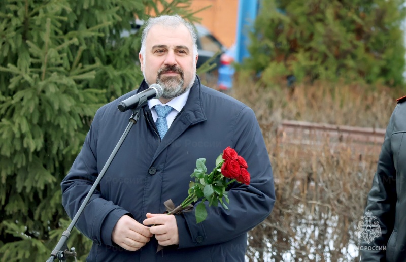 Двадцать девять ударов колокола в честь пожарных и спасателей, погибших при исполнении служебного долга, прозвучали над Аллеей памяти